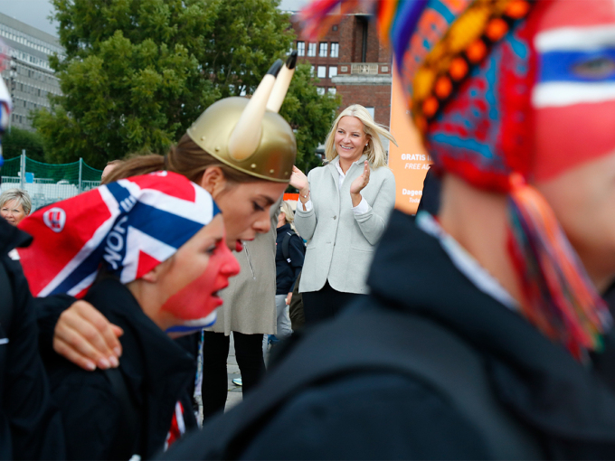 Deltakerne gikk i parade fra Oslo S og inn til åpningen på Rådhusplassen. Foto: Heiko Junge, NTB scanpix.